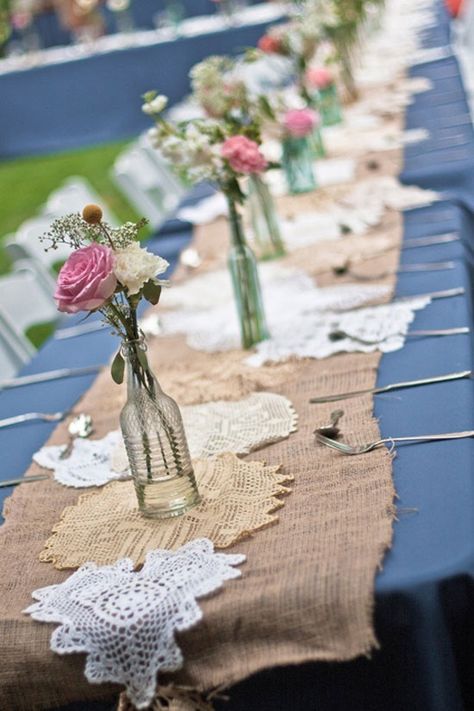 Burlap Lace Wedding, Burlap Runners, Boda Diy, Thrifty Diy, Tafel Decor, Burlap Table Runners, Burlap Lace, Burlap Wedding, Lace Doilies