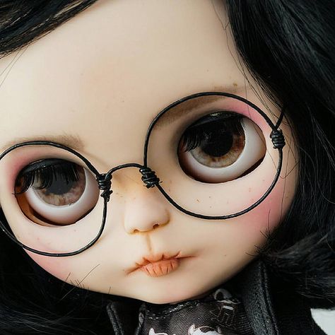 Blythe Dolls Black Hair Glasses, Blythe Dolls Glasses, Short Hair Glasses, Bangs And Glasses, Eyes Glasses, Brown Eyes Black Hair, Arte Monster High, Doll Photography, Handmade Dolls