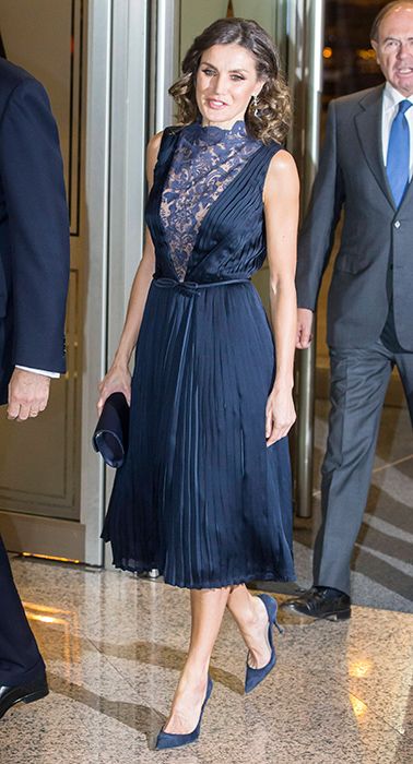 Queen Letizia at a concert in Madrid in December 2018. Some magazines say this is very revealing. Why? When Hollywood stars come almost naked on the red carpet, this elegant dress gaves a hint of skin, just same skin as arms or face. Queen Letizia Style Dresses, Queen Letizia Style, Trendy Cocktail Dresses, Royal Clothing, Royal Dresses, Watch Photo, Blue Cocktail Dress, Queen Dress, Blue Gown