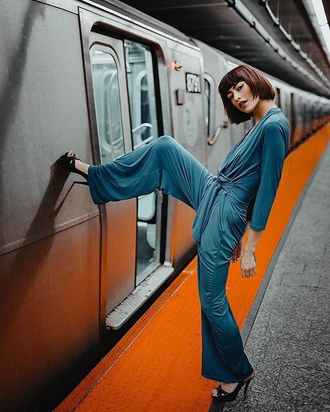 Balazs Toro (@eyes.of.worlds) • Instagram photos and videos Rooftop Photoshoot, Nyc Photoshoot, Subway Style, Travel Pose, Creative Fashion Photography, U Bahn, Travel Photography Inspiration, Nyc Subway, Business Portrait