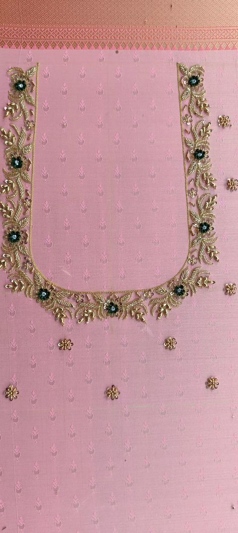 Simple Aari Neck Designs, Aari Blouses, Aari Design, Latest Bridal Blouse Designs, Boat Neck Blouse Design, Cheesecake Mousse, Maggam Work Designs, Latest Blouse Designs Pattern, Aari Blouse