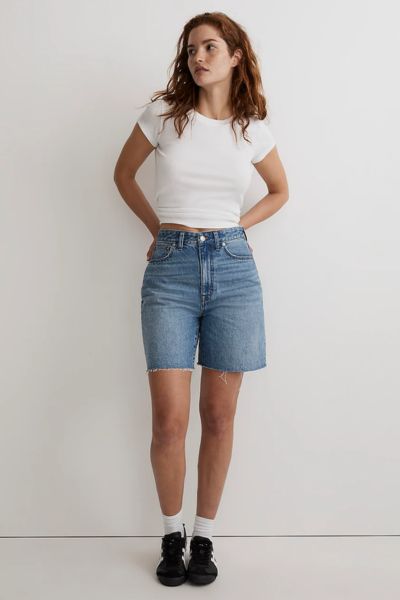 Long Jean Shorts Outfit, Long Denim Shorts Outfit, Denim Shorts Outfit Ideas, Bermuda Shorts Outfit, Shorts Outfit Ideas, Baggy Jean Shorts, Modest Shorts, Long Jean Shorts, Long Denim Shorts