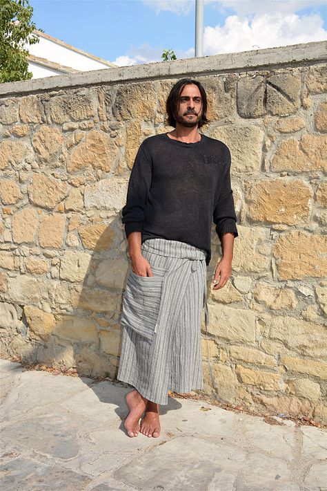 CAPRI. Gris des hommes rayé en pur lin paréo. Poche de Man In Skirt, Style Androgyne, Men Wearing Skirts, Men In Kilts, Androgynous Fashion, Stylish Mens Outfits, Fashion Line, Kilt, Pure Linen