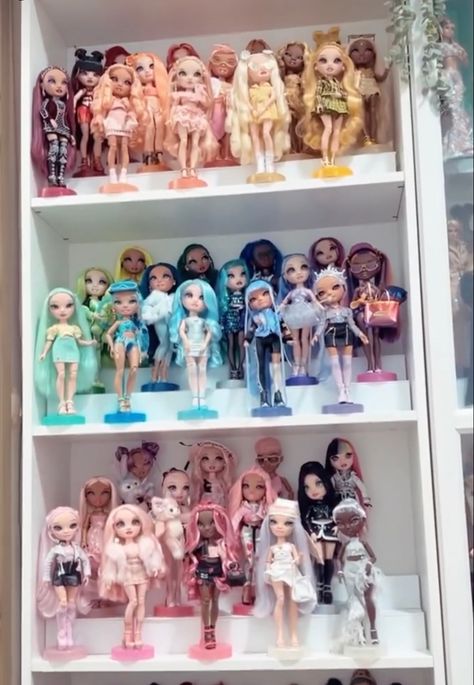 Rainbow High Display, Doll Display Ideas, Rainbow High Collection, Doll Clothes Storage Ideas, Brat Doll, Art Toys Design, Barbie Fashionista Dolls, Doll Display, Barbie Fashionista