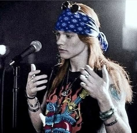 Axl Rose Pfp, 80s Fluffy Hair, Axl Rose 80s, Axl Rose Rare, Axl Rose Funny Pics, Axl Rose Pretty, Axl Rose With Fans, Rosé Meme, 80s Hair Metal