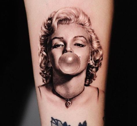 Marilyn Monroe Portrait Tattoo, Marilyn Monroe Tattoos For Women, Marilyn Monroe Tattoos, Small Portrait Tattoo, Marilyn Monroe Tattoo Ideas, Marilyn Monroe Tattoo Designs, Realism Portrait Tattoo, Circular Tattoo, Marilyn Monroe Tattoo