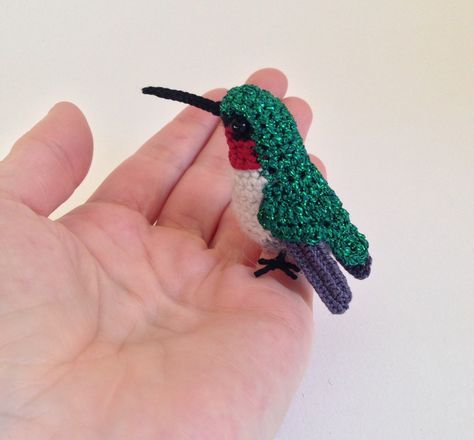 Finn is currently studying birds for school and his independent study is on the Ruby-Throated Hummingbird so he was really excited when he saw this in my Pinterest feed! Crocheted by Jose Heroys. Hummingbird Crochet, Micro Amigurumi, Crochet Parrot, Crochet Bird Patterns, Miniature Crochet, Crochet Birds, Crochet Etsy, Crochet Animal Patterns, Fabric Birds