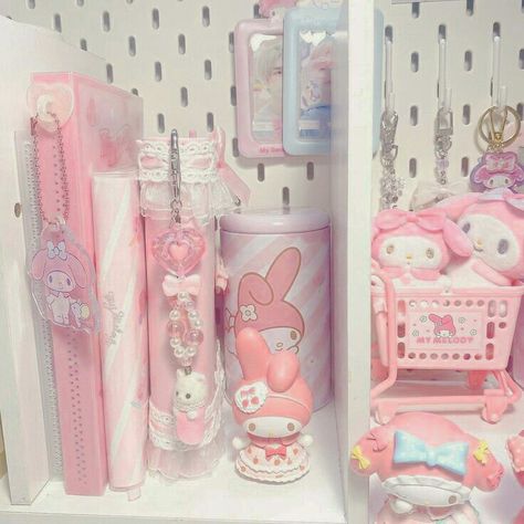 Sanrio Room, Penanda Buku, Study Desk Decor, Arte Do Kawaii, Pink Room Decor, Kawaii Room Decor, Desk Inspo, Study Room Decor, Cute Room Ideas