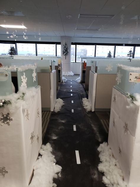 White Christmas Cubicle Decorations, Winter Wonderland Cubicle Decorations, Winter Wonderland Desk Decorations, Winter Office Decor, Work Christmas Decorations, Office Christmas Decorations Cubicles, Holiday Office Decor, Christmas Desk Decorations, Work Office Ideas