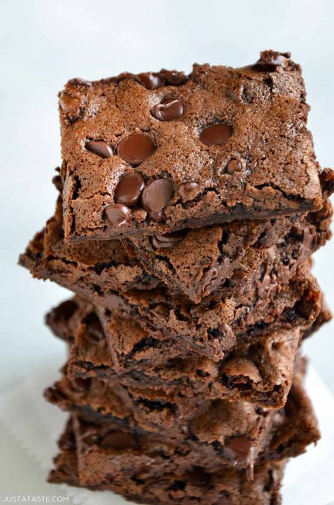 Calling all edges-only brownie fans! Chewy Chocolate Brownie Bark is a slightly crispy, most definitely chewy, chocolate chip-topped masterpiece that makes it impossible to stop at just a taste. If you love crunchy brownie edges, this is the recipe for you! Brownies Crispy, Brownie Bark, Brownie Brittle Recipe, Chewy Chocolate Brownies, Flourless Chocolate Cookies, Vanilla Bean Frosting, Brownie Brittle, Chocolate Thumbprint Cookies, No Bake Chocolate Cheesecake