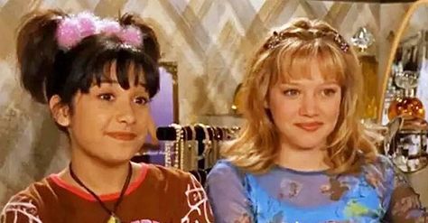 Early 2000s Hair Butterfly Clips, Lizzie Mcguire Hairstyles, Hair Band Hairstyle, 200s Hairstyles, Lizzie Mcguire Hair, 2000s Lizzie Mcguire, Barettes Hairstyles, Throwback Hairstyles, Early 2000s Hair