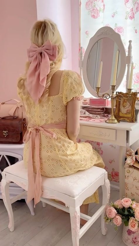 Girly Vintage Aesthetic, French Aesthetic Fashion, Vintage Glamour Aesthetic, Country Life Aesthetic, Vintage French Aesthetic, Retro Summer Aesthetic, Soft Vintage Aesthetic, Vintage Vibes Retro, Glamour Aesthetic