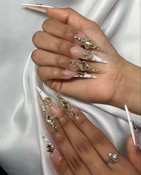 Stiletto Prom Nails, White And Gold Stiletto Nails, Gold Stilletos Nails, Gold Stiletto Nails, White Nails With Gold, Acrylic Nails Stiletto, Stilleto Nails Designs, Latest Nail Designs, Gold Nail Designs