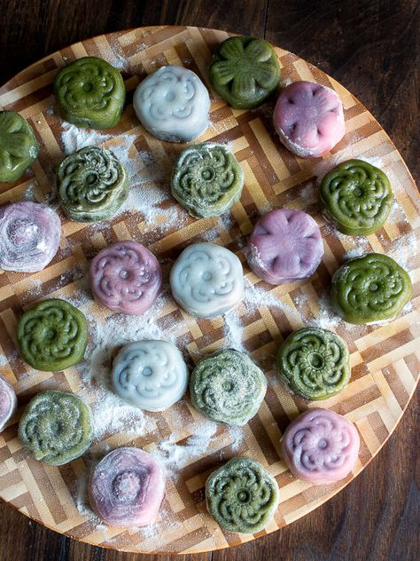 Homemade Snowy Moon Cakes / https://www.hwcmagazine.com Chinese Moon Cake, Sweet Red Bean Paste, Moon Cake Mold, Moon Cakes, Sweet Red Bean, Red Bean Paste, Tasty Chocolate Cake, Aesthetic Books, Clean Cooking