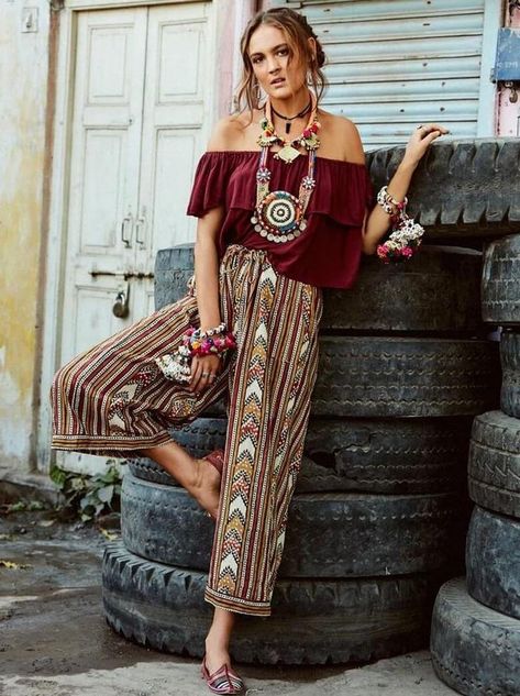 Clothing Ideas To Make You Flaunt In Bohemian Style | Living Style Ideas Brunette Jewelry, Stile Hippie Chic, Bohemian Attire, Stile Pin Up, Bohemian Schick, Look Hippie Chic, Bohemian Outfits, Stile Boho Chic, Look Boho Chic