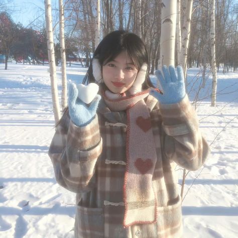 Winter Instagram Post Ideas, Snow Aesthetic Outfit, Korean Christmas Outfit, Snow Outfit Inspo, Japan Winter Fashion, Fashion History Books, Winter Outfits Korean, Winter In Japan, Japan Winter