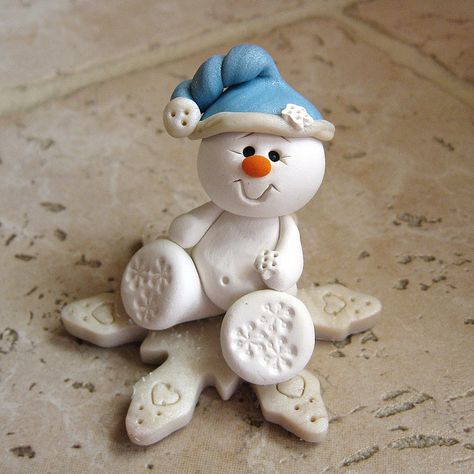 How adorable. Clay Cat, Polymer Clay Ornaments, Christmas Clay, Polymer Clay Christmas, Fondant Figures, Clay Figurine, Clay Ornaments, Snowman Crafts, Clay Figures