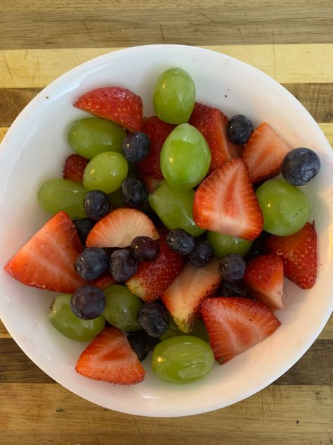 Green Grapes Aesthetic, Aesthetic Fruit Salad, Strawberry And Grapes, Grapes And Strawberries, Blueberries And Strawberries, Grapes Fruit, Fruit Medley, Aesthetic Fruit, Healthy Aesthetic