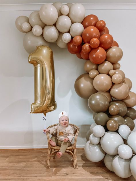 Balloon Garland One Year Old, Neutral Bday Party Decorations, 1 Year Balloon Ideas, Beary First Birthday Balloon Arch, First Birthday Diy Decorations, Neutral 1st Birthday Party, Balloon Arch 1st Birthday, Neutral Birthday Decorations, 1st Birthday Balloon Arch