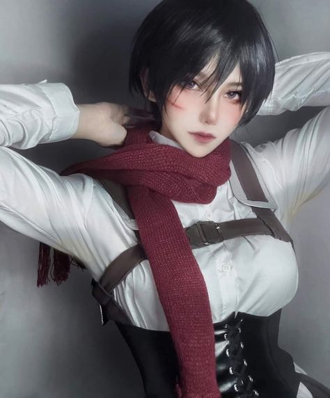 cosplaying Mikasa Ackerman from Attack on Titan / Shingeki no Kyojin series.. Mikasa Ackerman Cosplay, Mikasa Cosplay, Project Cosplay, Mikasa Ackerman, Amazing Cosplay, Cute Cosplay, Anime Drawings Tutorials, Cute Anime Character, Cosplay Anime