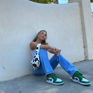 Air Jordan 1 Green, Blue Jordans Outfit, Jordan 1 Green, Lights Lacquer, Jordans Outfit, Chica Cool, Blue Jordans, Lucky Green, Womens Nike