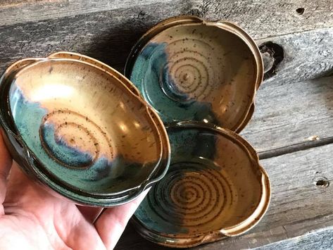 Coyote Red Gold and Pam's Green - dipped with slight overlap on speckled brown clay, cone 6. Glazes On Brown Speckled Clay, Coyote Glazes, Clay Glazing, Green Dips, Pottery Dinnerware, Glaze Combos, Glaze Ideas, Pottery Glaze, Speckled Clay