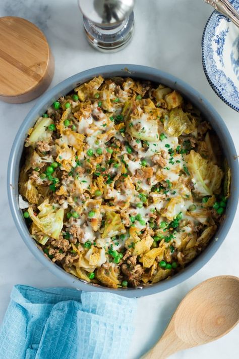 Ground Turkey Cabbage Skillet - This very easy Ground Turkey Cabbage Skillet recipe is perfect for a quick dinner during the week cause it takes less than 30mins to be ready! It is also gluten-free and very flavourful. Turkey And Cabbage, Ground Turkey Cabbage, Turkey Cabbage, Cooked Cabbage Recipes, Turkey Potato, Cabbage Skillet, Ground Turkey Recipes Easy, Ground Turkey Soup, Easy Skillet Dinner