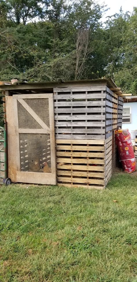 Pallet Chicken Coop | The Light Family Farm Farm Chicken Coop, Pallet Chicken Coop, Easy Diy Chicken Coop, Chicken Coop Blueprints, Chicken Coop Ideas, Cheap Chicken Coops, Chicken Coop Pallets, Easy Chicken Coop, Chicken Coop Garden