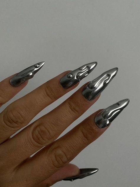 Silver Chrome False Nails / Mirror Press on Nails / 24 Pcs - Etsy Chrome Nails Silver, Detailed Nails, Chrome Designs, Nail Design Glitter, Black Halloween Nails, Silver Nail Designs, Maquillage On Fleek, Chrome Nail Art, Shape Nails