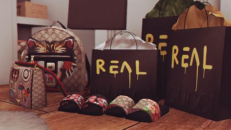 PixelHeaux: Gucci Set Sims Decor, Gucci Shopping Bag, Cc Shopping, Play Sims 4, The Sims 4 Pc, Cc Furniture, Sims 4 Clutter, Gucci Clutch, Sims 4 Game Mods