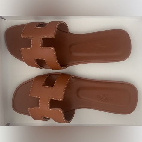 Hermès Women's Dark Brown Summer Slippers Size EU39 Hermes Slides, Hermes Slippers, Hermes Shoes, Summer Slippers, Brown Flats, Pretty Shoes, Slide Slipper, Passion For Fashion, Dark Brown