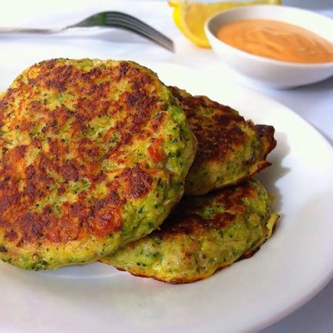 Lowcarb ella: Broccoli tuna fritters Tuna Fritters, Tuna Broccoli, Broccoli Fritters, Sugar Free Lifestyle, Griddle Cakes, Atkins Recipes, Fritter Recipes, Fish Dishes, Lunch Time