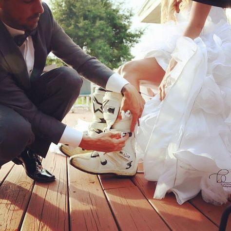 Dirt Bike Wedding Photos, Dirt Bike Wedding Ideas, Dirt Bike Engagement Pictures, Dirt Bike Couple, Dune Wedding, Dirt Bike Wedding, Dirt Bike Boots, Motorcycle Photo Shoot, Bike Wedding