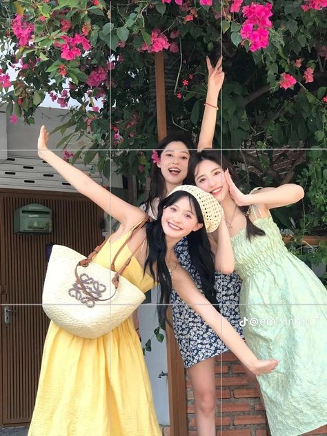 Three Friends Poses, Friends Trio Aesthetic, 3 Person Photoshoot Poses, 4 Person Poses, Friend Group Photoshoot, Selfie Angles, Trio Poses, Eyes Sketch, Creative Photography Projects