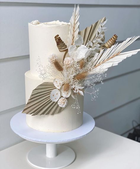 Whisk and Willow on Instagram: “To design this 2 tier mud cake we used our large boho dried floral kit. Now available to purchase, to decorate your own baked cakes. 🤍…” Flower Cake Decor, Flower Cake Topper, Boho Wedding Cake, Lake District Wedding, Arrangement Flower, Flower Cake Toppers, Winter Wedding Cake, Mud Cake, Engagement Cakes