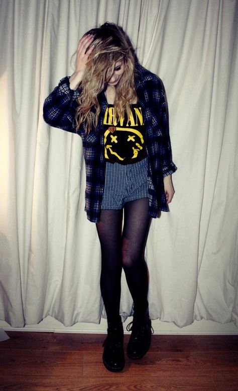 Vintage Flannel Shirt with re-worked Nirvana Shirt, Shorts, Tights, Necklace & Dr. Martens Boots Grunge Flannel Shirt, Grunge Outfits 90s, Fashion Guys, Grunge Flannel, Flannel Outfits, 90s Fashion Grunge, Grunge Dress, Outfit 90s, Flannel Shirts