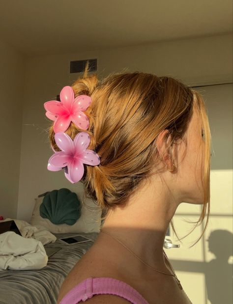 Flower Claw Clips, Hair Clips Aesthetic, Hawaiian Flower Hair, Hair Clip Hairstyles, Flower Hair Claw, Thick Curly Hair, Hawaiian Flower, Clip Hairstyles, Claw Clips