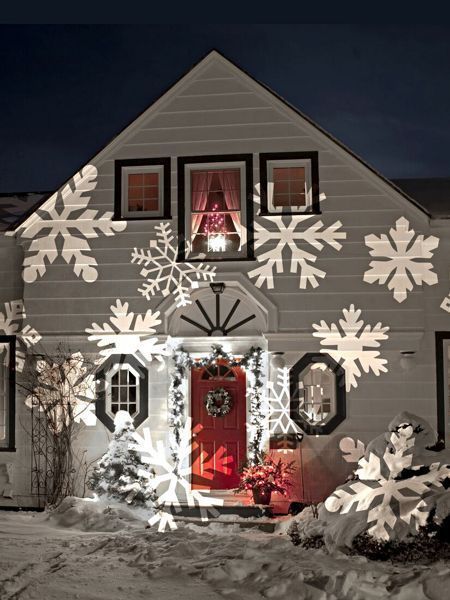 Outdoor Christmas Lighting Projectors – GORGEOUS Ideas For Christmas Lights Projected on Your House (easy-peasy Christmas lights!) Christmas Light Projector, Holiday Icons, Diy Christmas Lights, Christmas Light Installation, Hanging Christmas Lights, Christmas House Lights, Night Stars, Christmas Lighting, Beautiful Christmas Decorations