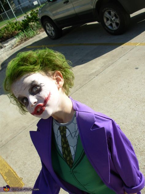 Allison: This is my son, Landon, as the Joker from the Dark Knight. I did his make-up and hair and the costume is from the store. We have a placemat that... Kid Joker Costume, Jokers Smile, Joker Fancy Dress, Halloween Bff, Unique Diy Costumes, Joker Face Paint, Dark Knight Costume, Funny Kid Costumes, Joker Painting