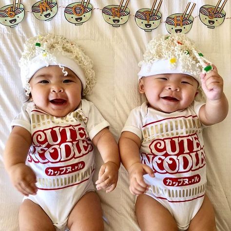 Ramen Baby Onesie. Milestone photo prop. Noodles Baby costume. Twin Halloween Costumes For Babies, Boys Halloween Costumes Diy, Cute Baby Costumes, Baby Halloween Costumes For Boys, Old Halloween Costumes, First Halloween Costumes, Nerdy Baby, Twin Halloween Costumes, Twin Baby Boys