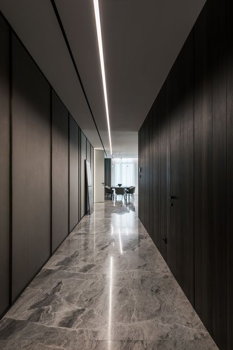 Yodezeen Architects is a firm that combines the passion for design with the strengths of each worker.   #YodezeenArchitects #YodezeenArchitectsProjects #UniqueDesigns #LuxuryHallway #HallwayIdeas #HallwayInsipiration #HallwayDecor #HallwayDesign #HallwayInterior Luxury Corridor Design, House Corridor Design, Office Hallway Design, Yodezeen Architects, Monochrome Apartment, Luxury Hallway, Interior Wood Paneling, Lobby Interior Design, Corridor Design