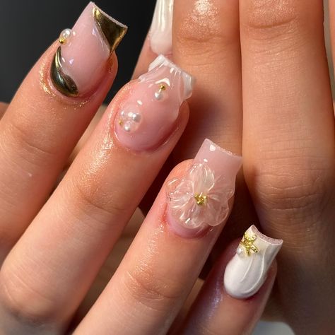 cute cute cute • • • #nail #nailart #nailsnailsnails #naildesign #naildesigns #nails #acryl #acrylic #acrylicnails #acrylnails #square #squarenails #chrome #chromenails #gold #goldennails #goldenjewelry #3d #3dart #3dflowernails #french #frenchnails #frenchies #summer #summervibes #summernails #nailjunkie #nailjourney Gold Chrome Nails Designs Square, 3d Nail Art Square, Birthday Nails Square, Feminine Goals, Zodiac Nail Designs, Nails Acryl, Nail Designs Bling, Gold Chrome Nails, Emerald Nails