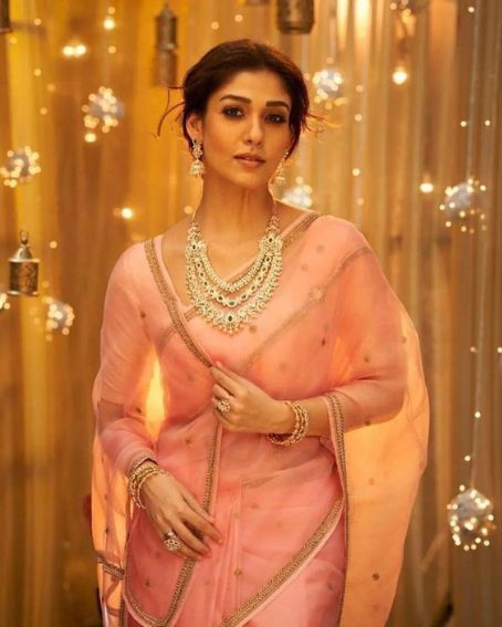 17 Awesome Pics of Nayantara In Saree Nayantara In Saree, Kajol Saree, Indian Dress Up, Plain Saree, Pink Sheer, Indian Jewellery Design, Studded Necklace, Trendy Sarees, Trendy Blouses