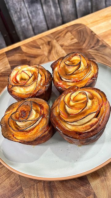 Cinnamon Roll Apple Roses, Cinnamon Roll Roses, Apple Pie Cinnamon Roll Roses, Connamon Rolls, Rum Caramel Sauce, Apple Rose Pie, Rum Caramel, Cinnamon Roll Cupcakes, Best Apple Desserts