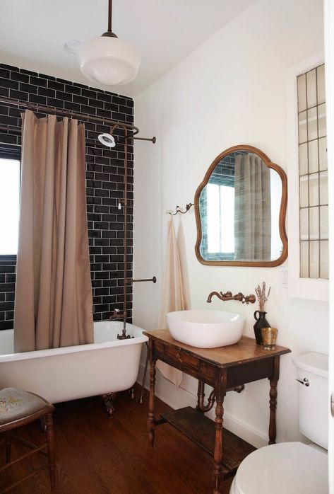 Tiny Bathroom Ideas Storage, Clawfoot Tub Shower Combo, Tiny Bathroom Organization, Bathroom With Clawfoot Tub, Wallpaper Ideas Living Room, Tub Bathroom Ideas, Wallpapers Living Room, Black Clawfoot Tub, Clawfoot Tub Bathroom