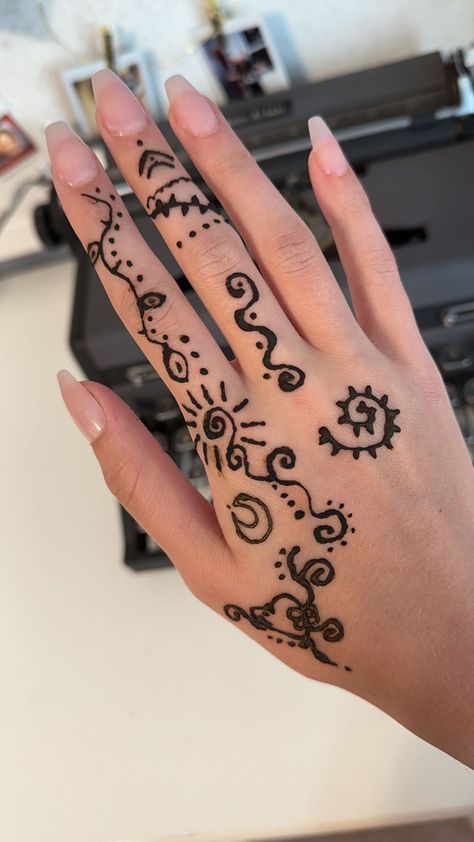 Summer Henna Designs Hands, Heena Design Cute, Hand Tattoos Easy, Easy Finger Henna, Tattoo Designs In Hand, Henna Inspo Easy, Hand Doodle Ideas, Y2k Henna, Hand Art Ideas