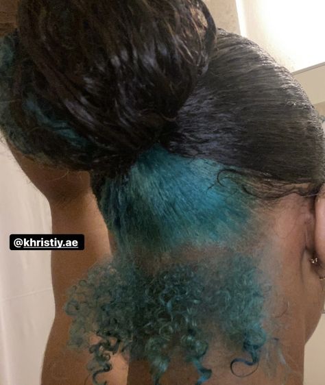 Teal Hair Dye, Blue Natural Hair, Peekaboo Hair Colors, Hair Stripes, Dyed Curly Hair, Girl Hair Colors, Peekaboo Hair, Teal Hair, Colored Curly Hair