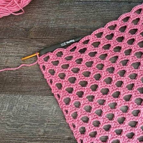 Learn how to make this beautiful honeycomb crochet stitch, perfect for scarves and more. Honeycomb Crochet, Daisy Cottage Designs, Daisy Cottage, Cottage Designs, Stitch Tutorial, Crochet Stitches Video, Tutorial Crochet, Crochet Instructions, Crochet Stitches Tutorial