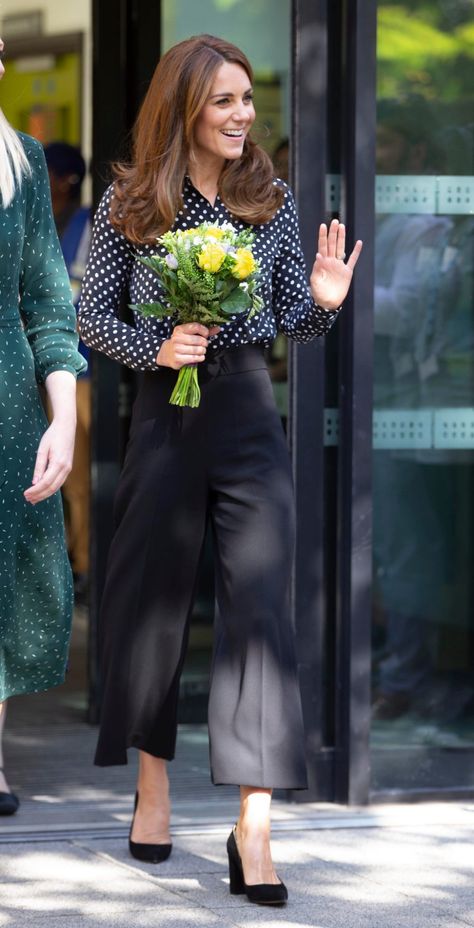 Kate Middleton’s Polka Dot Blouse, Pumps at Sunshine House in London – Footwear News Ducesa Kate, Moda Kate Middleton, Kate Middleton Stil, Vévodkyně Kate, Style Kate Middleton, Düşes Kate, Herzogin Von Cambridge, Looks Kate Middleton, Zara Looks