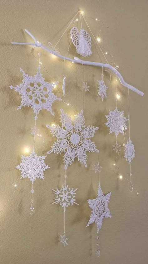 Hanging Snowflakes, Doilies Crafts, Crochet Snowflake Pattern, Christmas Wreaths Diy Easy, Handmade Christmas Crafts, Diy Christmas Wreaths, Crochet Christmas Decorations, Christmas Themes Decorations, Easter Eggs Diy